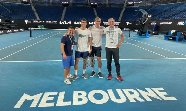 Bebas dari Tahanan, Novak Djokovic Langsung ke Lapangan Tenis 