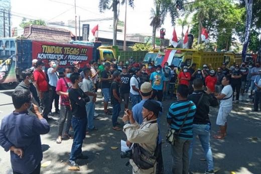 Ratusan Sopir Truk Minta Kapolri Tindak Tegas Oknum Polisi di Banyuwangi
