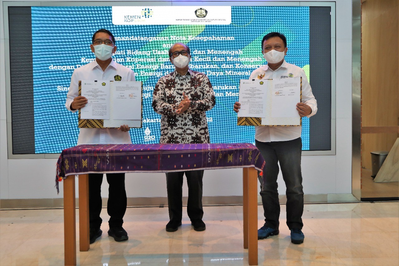 Kemenkop dan ESDM Teken Kerja Sama Berdayakan UMKM untuk Konversi Motor Listrik