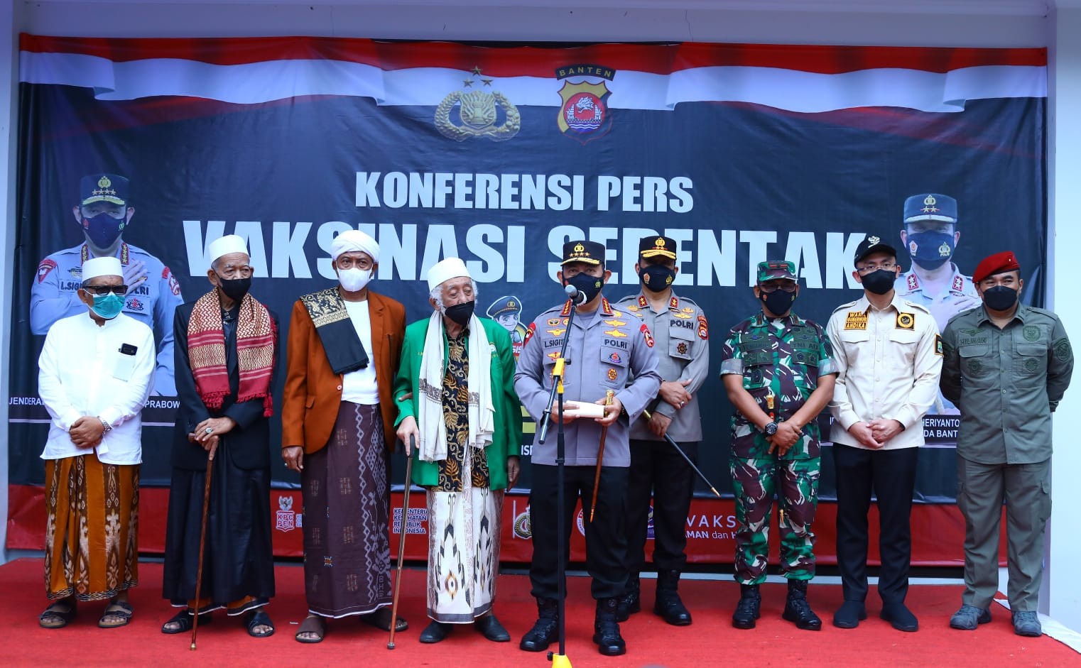 Ulama di Banten Ikuti Vaksinasi, Kapolri: Bisa Jadi Motivasi Bagi Masyarakat
