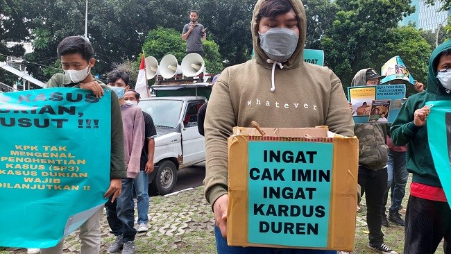 Massa SAKTI Gelar Aksi di KPK Menolak Lupa Kardus Duren 