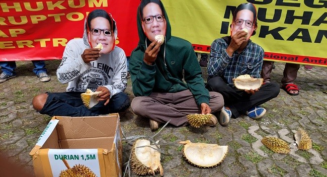Gelar Aksi Makan Durian, Massa KORNAS AKSI Desak KPK Usut Kembali Skandal 'Kasus Duren' 