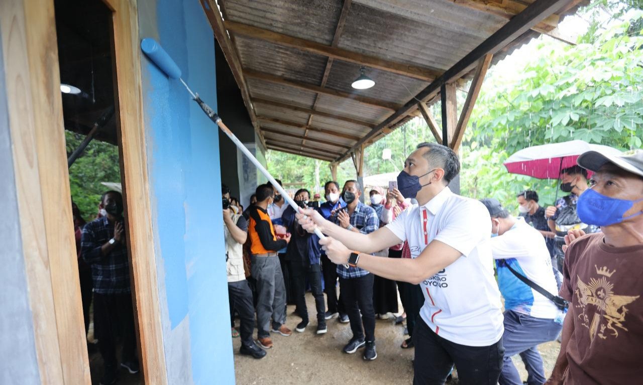 Motoran di Jalan Desa, Ibas Bantu Langsung Bedah Rumah Warga