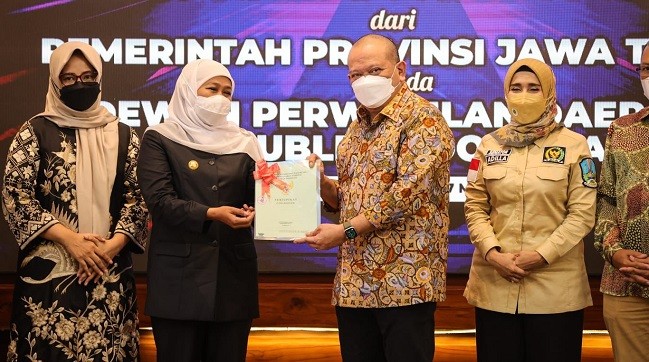 Beri Apresiasi, Ketua DPD RI: Bu Khofifah Memang Gubernur GPL alias Gak Pake Lama