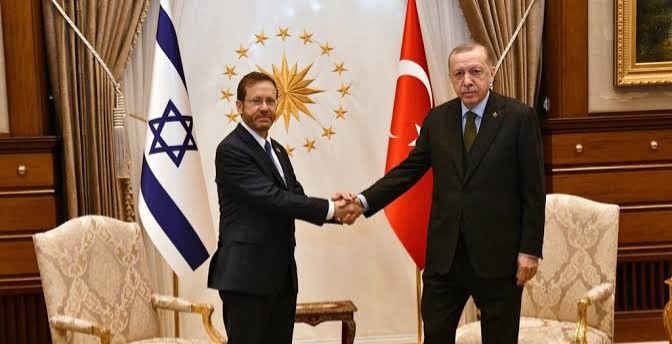 Erdogan Diminta Cuci Tangan 7 Kali dengan Air dan Tanah Usai Bersalaman dengan Presiden Israel