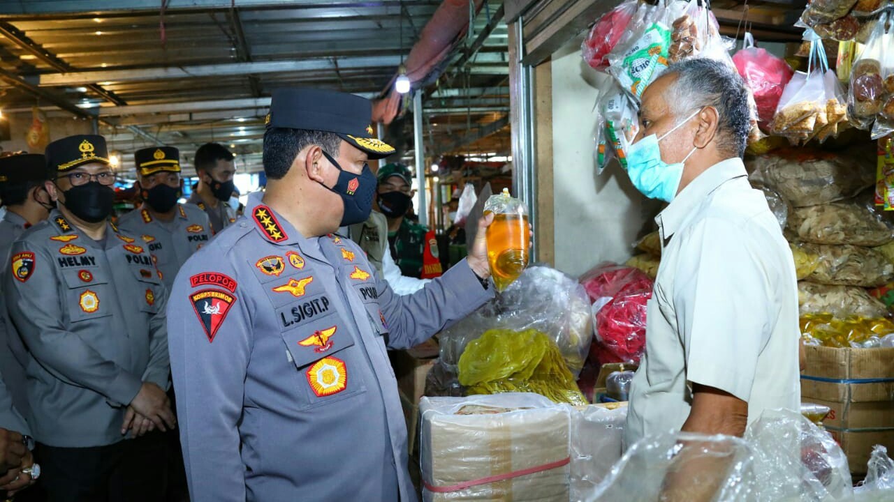 Tinjau Pasar Bantar Gebang, Kapolri Pastikan Stok Minyak Goreng untuk Masyarakat Aman