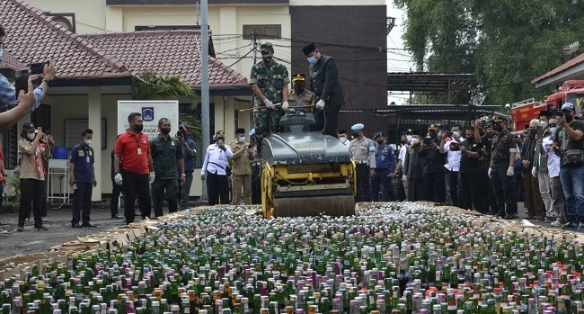 Jelang Ramadhan 1443 H, Polres Metro Bekasi Kota Musnahkan Barbuk Ganja dan Miras 