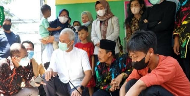 Di Magetan, Ganjar Pranowo Seru-seruan Diajari Batik oleh Penyandang Disabilias