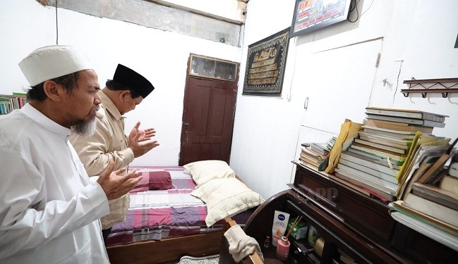 Prabowo Teteskan Air Mata, Kenang Almarhum Mbah Moen