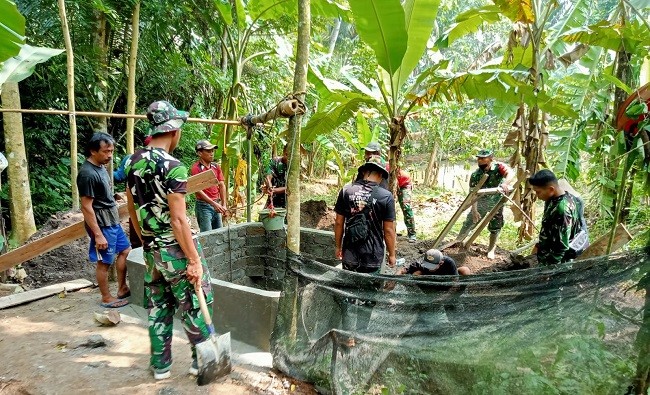 Warga Desa Wanawali Antusias Bantu TNI AD Laksanakan TMMD Ke-113 Kodim 0619/Purwakarta