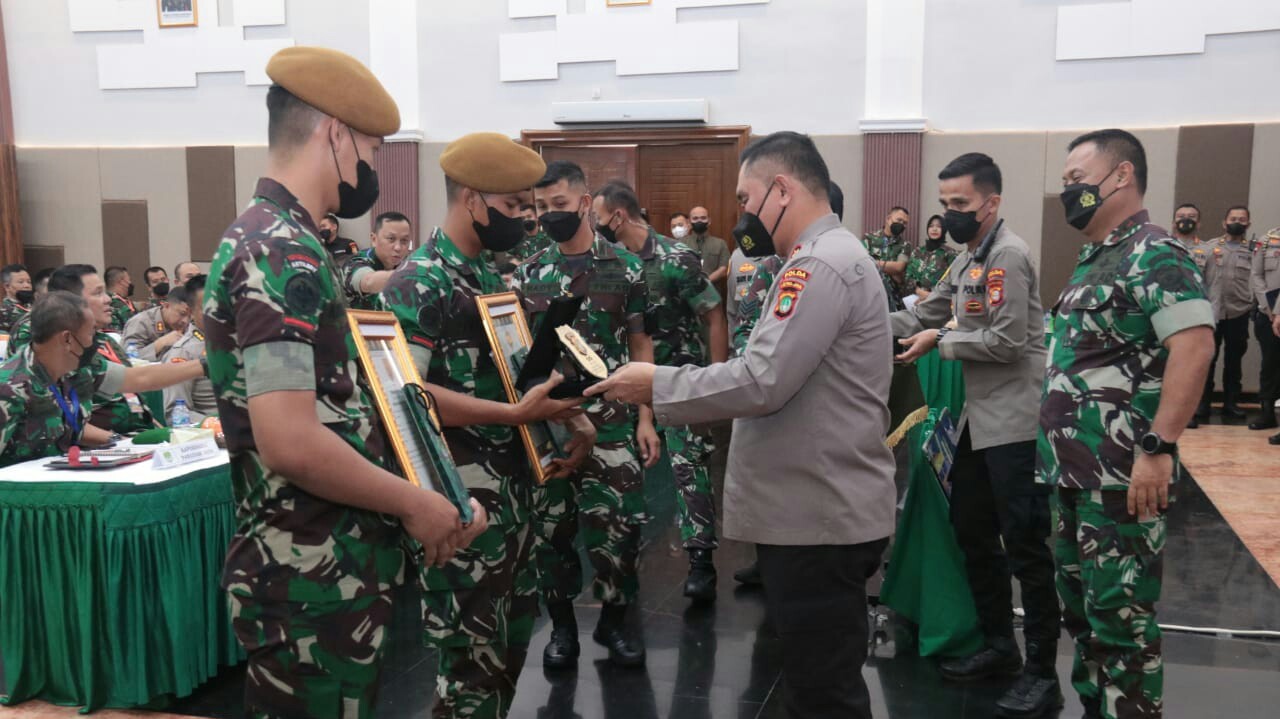 Ringkus Begal di Kebayoran Baru, Kapolda Metro Beri Piagam Penghargaan ke Dua Prajurit TNI