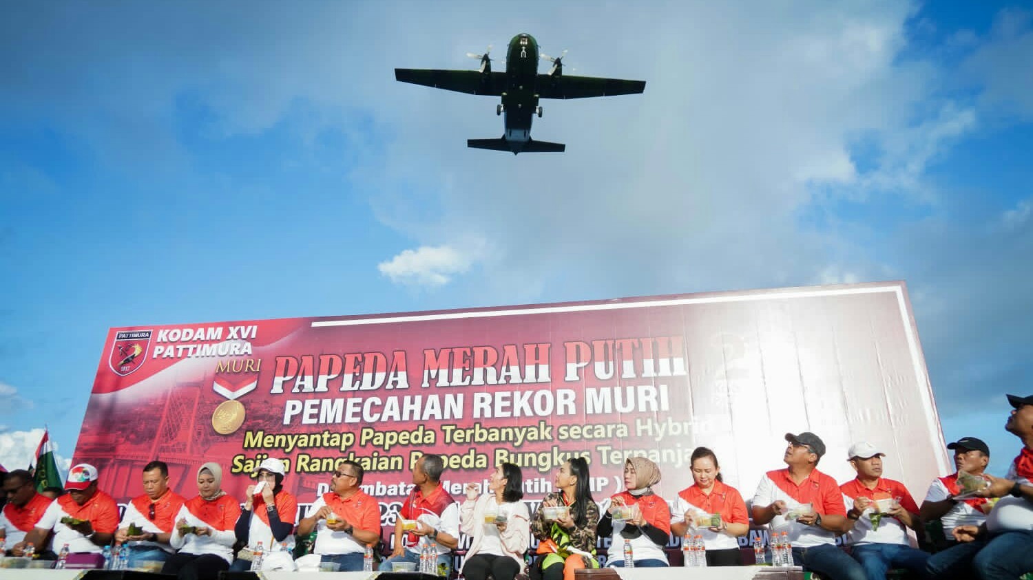 Digelar di JMP Ambon, Kodam Pattimura Pecahkan Rekor MURI Makan Papeda Terpanjang dan Terbanyak