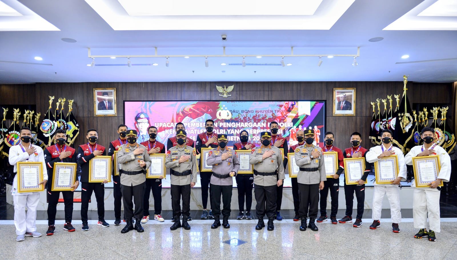 Kapolri Beri Penghargaan ke Atlet Polri Penyumbang Medali untuk Indonesia di Sea Games