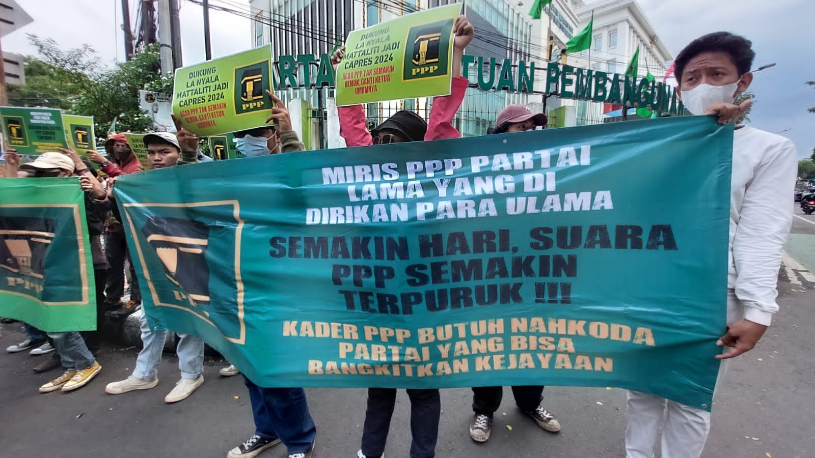 Tak Mau PPP Sekarat, Massa Gelar Aksi Teatrikal Tuntut Suharso Mundur