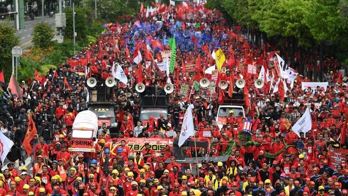 Elite Buruh Kontra Revolusioner