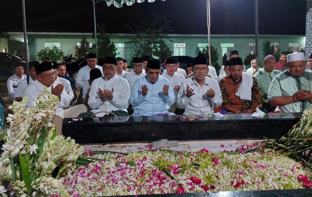 Waketum PKB dan Sekjen Gerindra Ziarah Bareng ke Makam Kiai Dimyati Rois