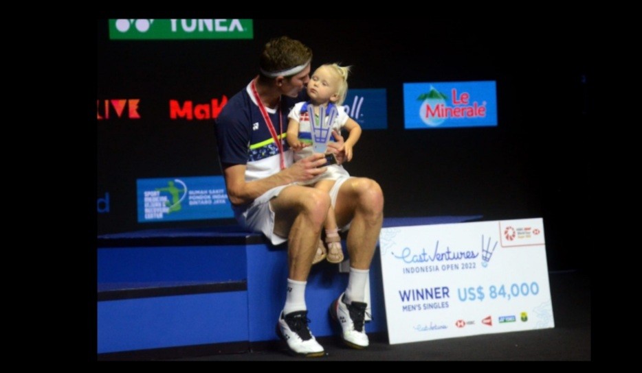 Momen Manis Viktor Axelsen Pangku dan Cium Anaknya Usai Juarai Indonesia Open 2022