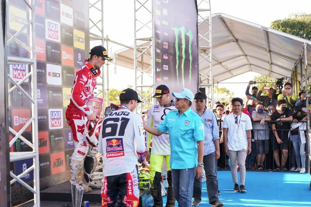 Tutup MXGP Indonesia 2022, Bamsoet Serahkan Trophy Juara MXGP Samota Kepada Tim Gajser