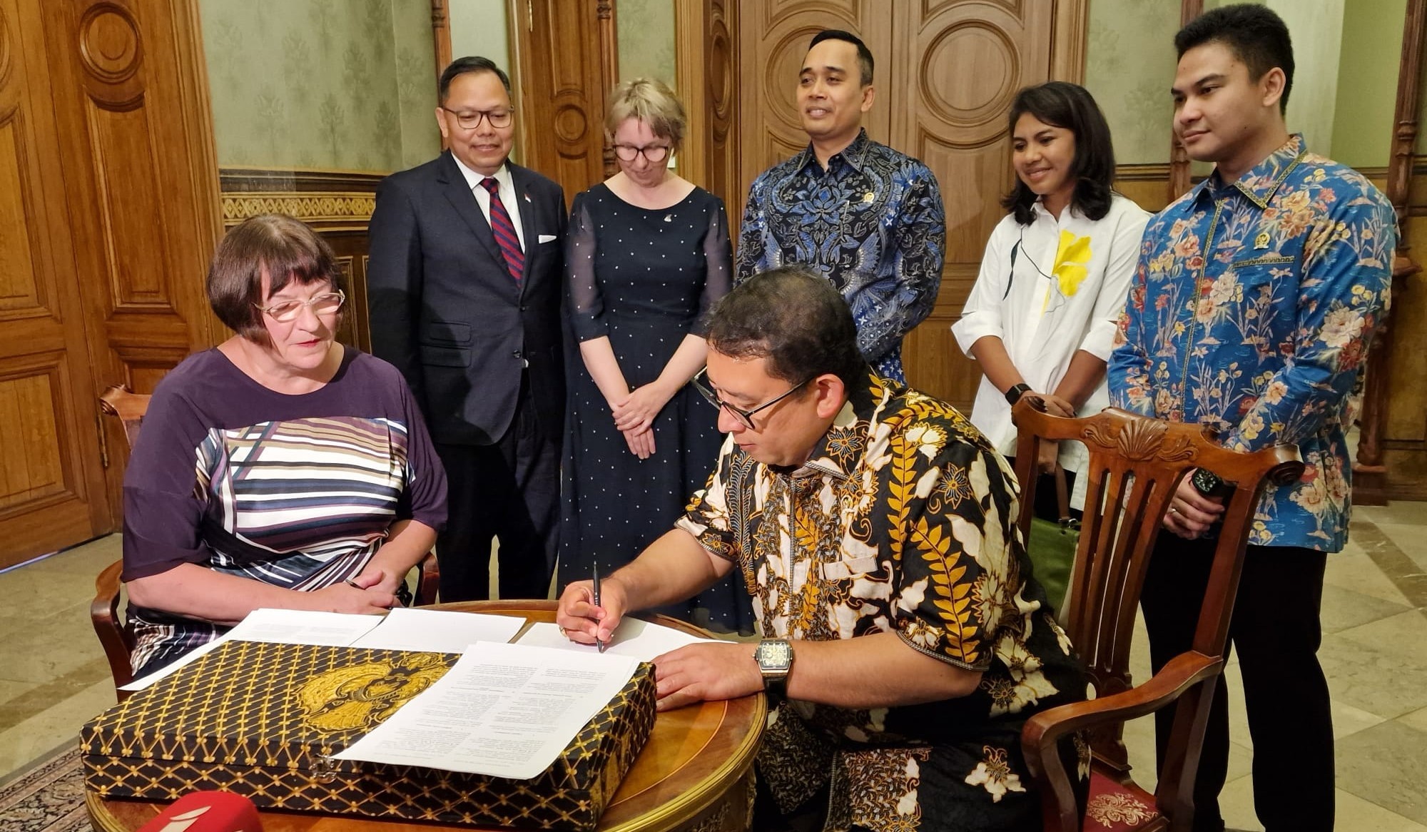Fadli Zon Serahkan Benda Seni Indonesia ke Museum Seni Riga Bourse