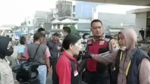Tak Terima Ditilang, Mahasiswi Gigit dan Coba Rebut Senjata Polisi di Jatinegara