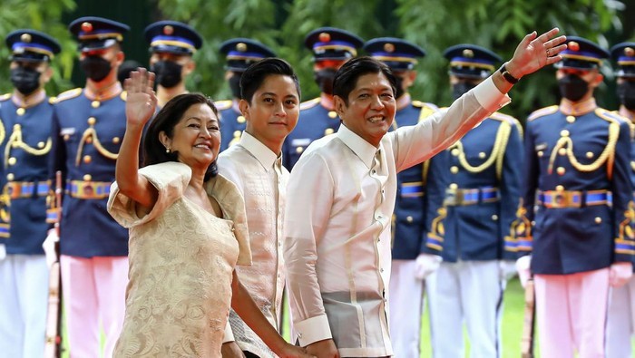 Di Pelantikannya Sebagai Presiden Filipina, Marcos Jr Bela Ayahnya yang Diktator
