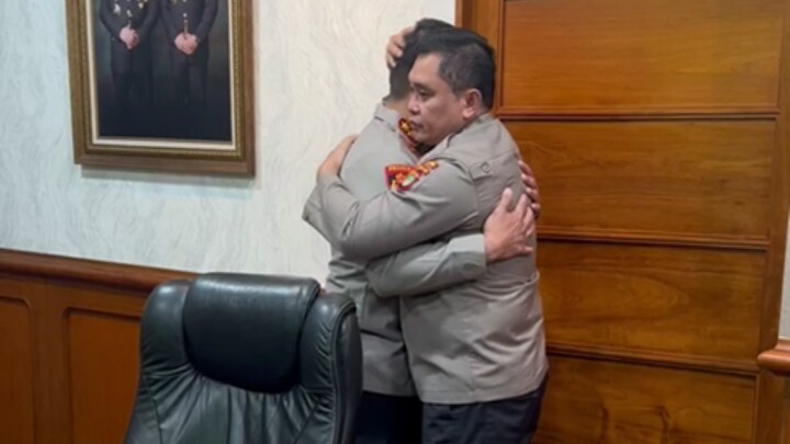 Peluk Kadiv Propam, Kapolda Metro: Saya Beri Support ke Adik Saya
