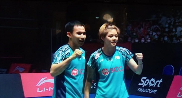 Kalahkan Wang/Huang, Dechapol/Sapsiree Juara Singapura Open 2022