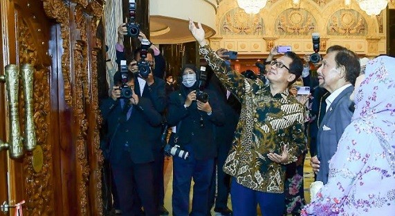 Persembahan Khusus Kepada Sultan Brunei Darussalam: Pintu Kayu Ukir Jawa Klasik “Gebyok”