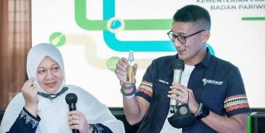 Momen Lucu Menteri Sandiaga Disemprot' Emak-Emak di Aceh
