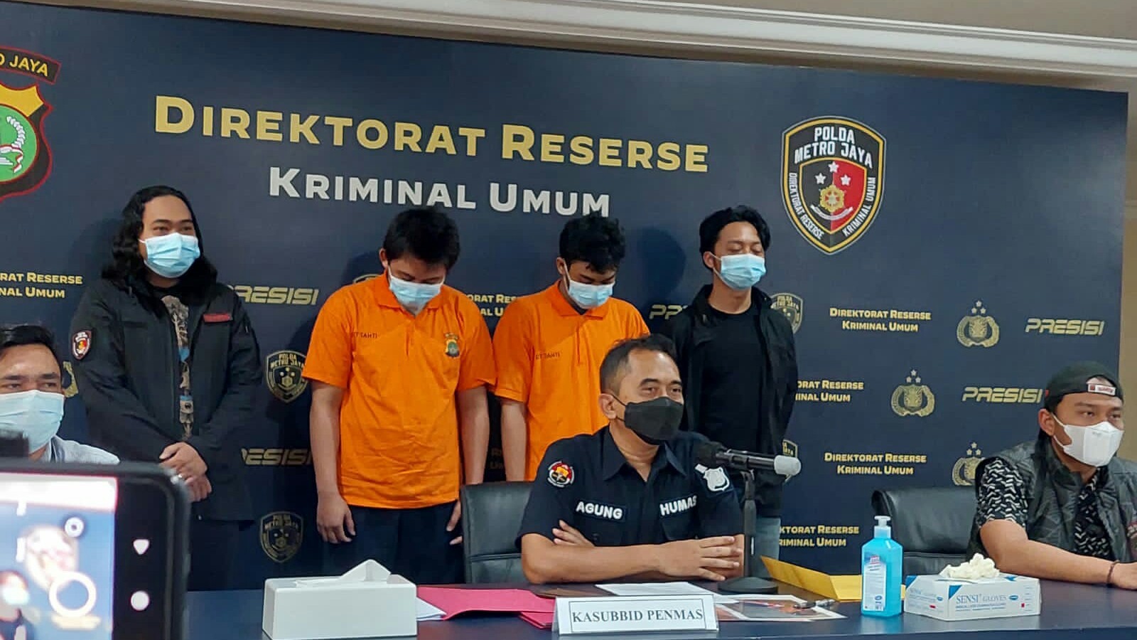 Aniaya Pendukung Persib, Dua Suporter Persija Kenakan Baju Oranye di Kantor Polisi