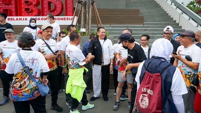Ketua MPR RI bersama Sejumlah Menteri Kabinet dan Wartawan Senior Nikmati Jalan Pagi