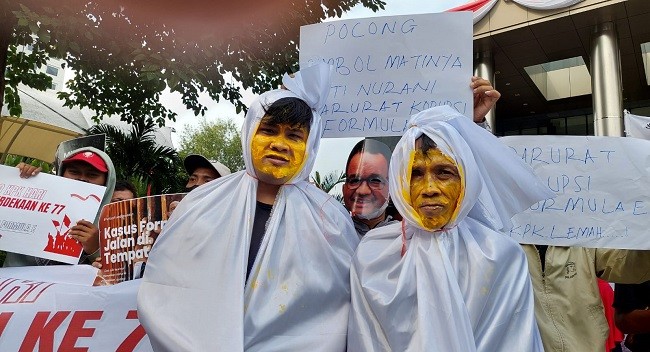 Pocong Gentayangan di KPK, Massa Pertanyakan Kenapa Kasus Formula E Jalan di Tempat