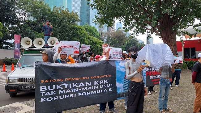 Bawa Keranda Mayat, Demonstran Ingatkan KPK Tak Main Mata Soal Kasus Formula E