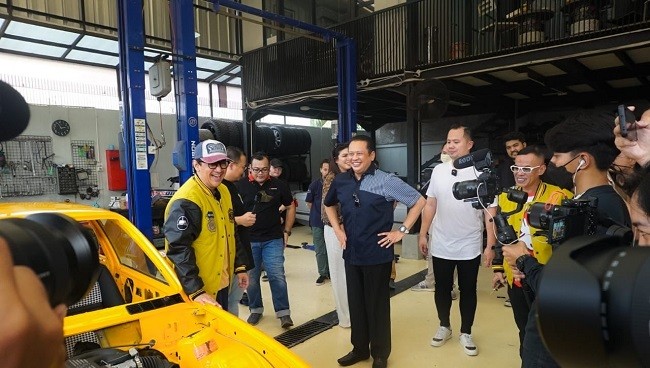 Ketua IMI Bamsoet Tinjau Mobil Modifikasi Blackstone Live Modz 2022 Milik Andre Taulany