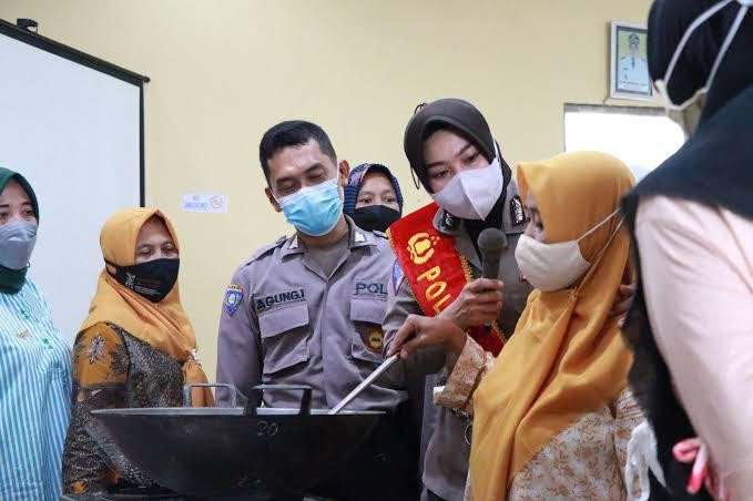 Berkontribusi untuk Pendidikan dan UMKM, Begini Kisah Bripka Sandi dan Aipda Yanuar