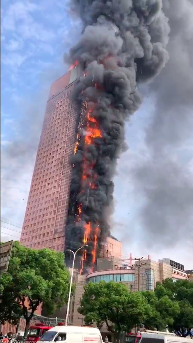 Viral, Terjadi Kebakaran Hebat di Gedung Pencakar Langit 42 Lantai
