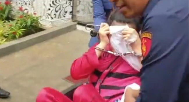 Hasnaeni si 'Wanita Emas' Meronta dan Teriak Histeris Saat Dimasukkan ke Mobil Tahanan