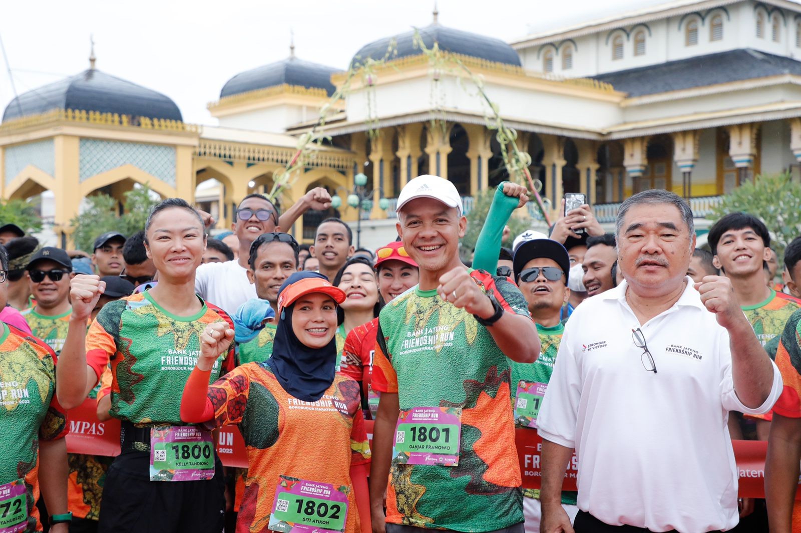 Kain Ulos dari Warga Sambut Ganjar Pranowo Saat Finish Friendship Run Medan