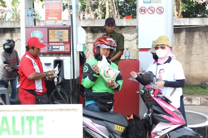 Ringankan Beban Ojol, Relawan Sandiaga Uno Bagikan Voucher BBM Murah