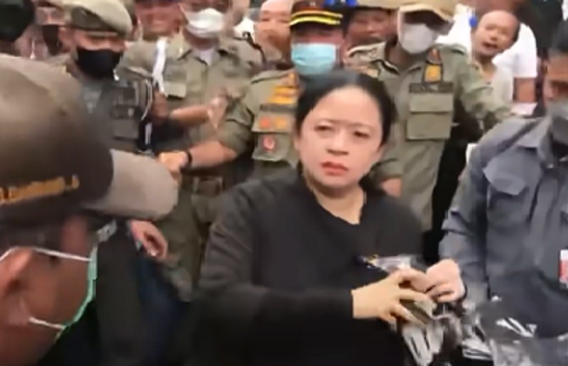 Cemberut Bagi Kaus, Pengamat: Bahasa Tubuh Puan Sulit Menyatu dengan Wong Cilik