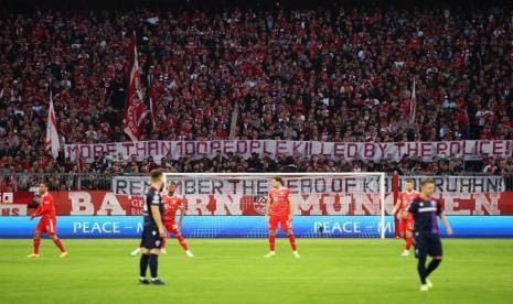 Fans Bayern Bentangkan Spanduk Tragedi Kanjuruhan: Lebih dari 100 Orang Dibunuh Polisi