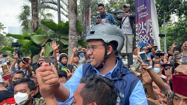 Tiba di Balai Kota, Ribuan Warga Teriakkan Seruan 'Anies Presiden'!