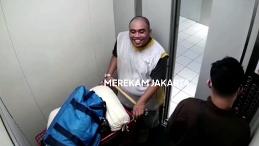 Pelaku Pembunuhan Cengengesan Saat Membawa Mayat Korban Dalam Lift, Polisi: Dia Happy