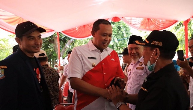 Sempat Ditahan Sekolah, Plt Wali Kota Bekasi Serahkan Ijazah Dua Anak Kembar di Bekasi Timur