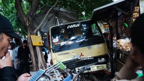 Hantam Motor yang Terparkir di Gandaria, Sopir Truk Diamankan Polisi