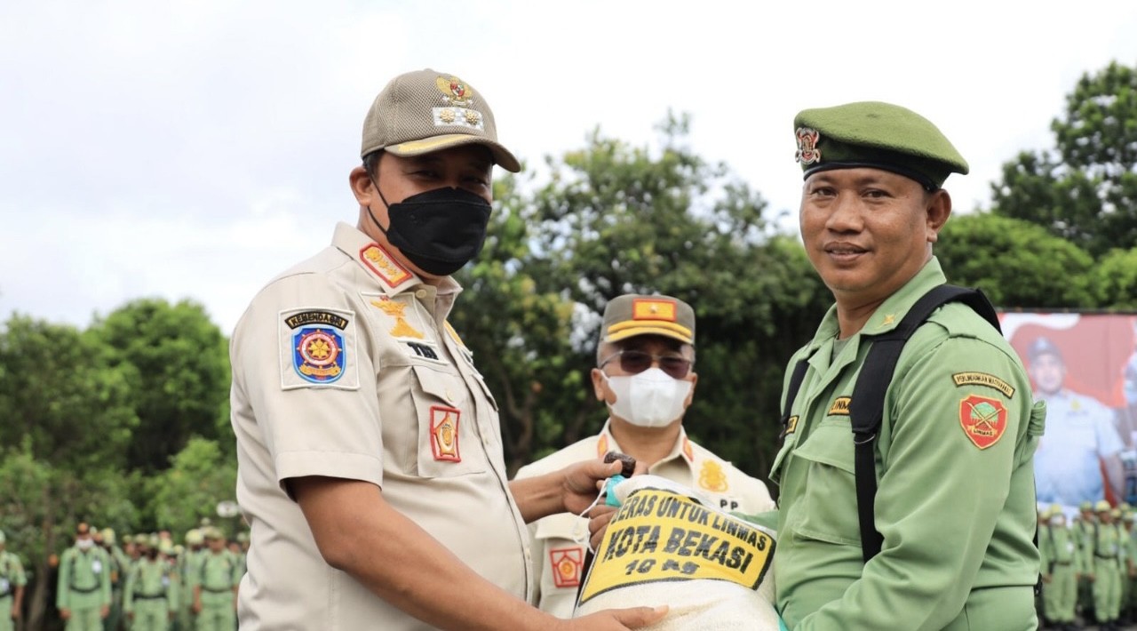 Pimpin Apel Akbar Anggota Satlinmas Kota Bekasi, Tri Adhianto Bagikan 10 Kilogram Beras