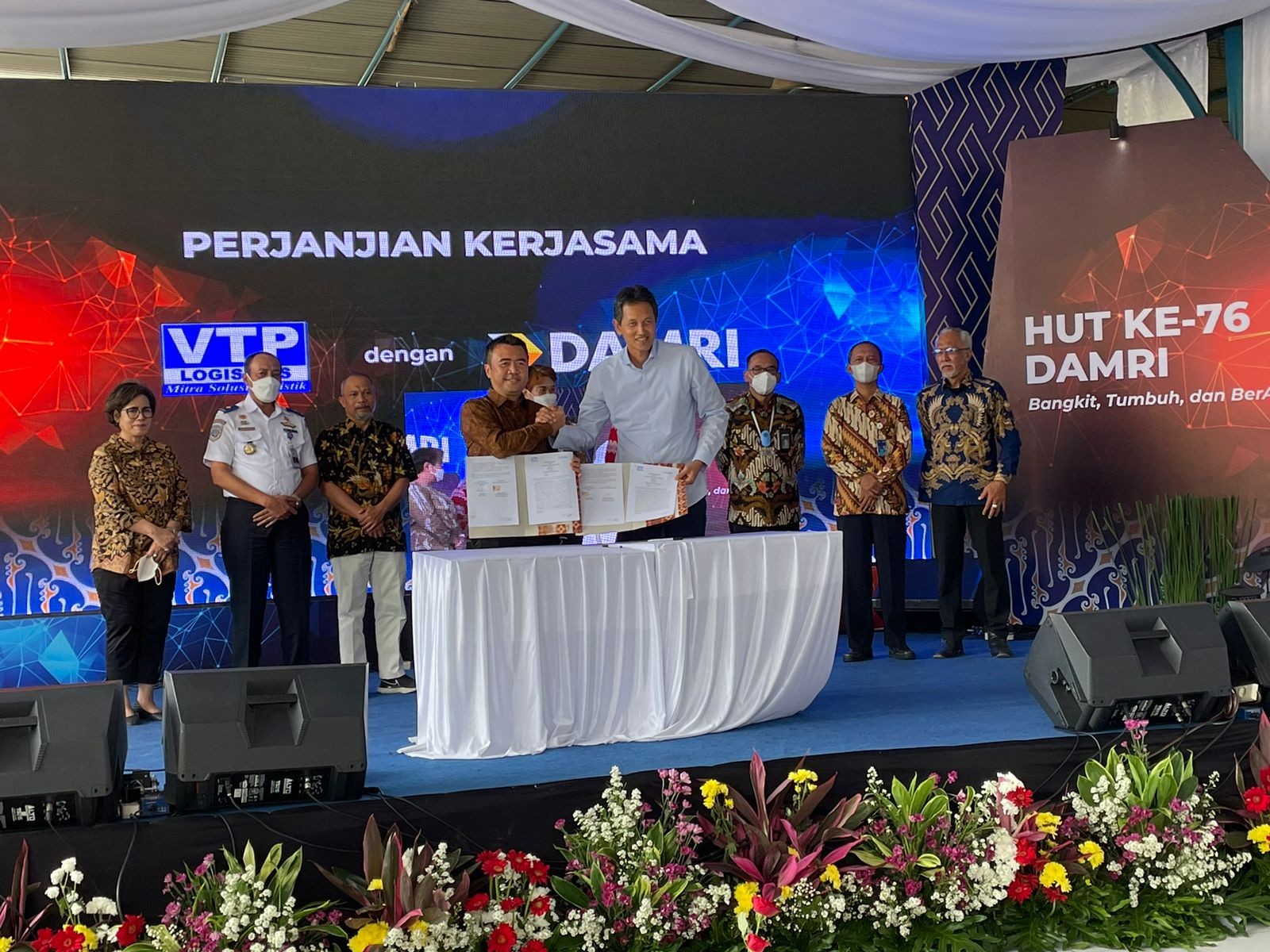 PT Varuna Tirta Prakasya Teken Kerjasama Angkutan Barang dengan Perum Damri