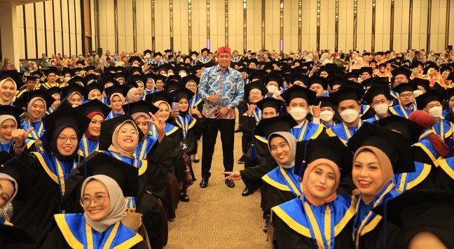 Hadiri Wisuda STIKES STMIK Bani Saleh, Tri Adhianto: Lanjutkan Perjuangan!