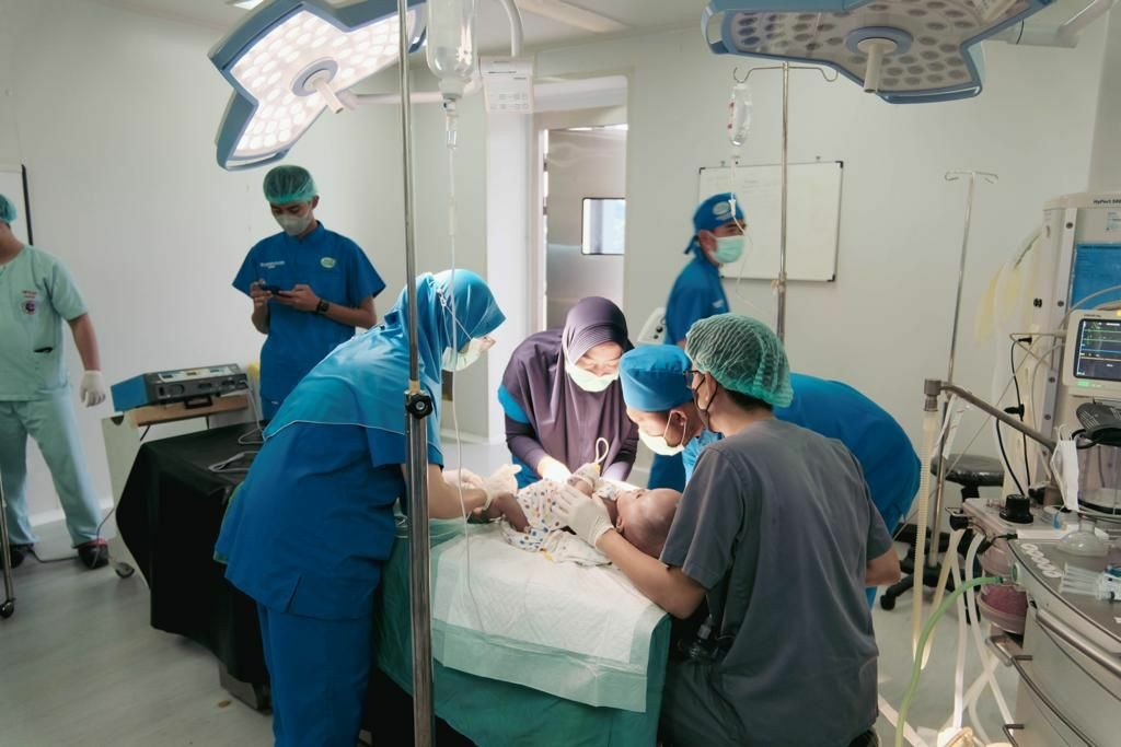 Ketua MPR RI Apresiasi Tim Medis GERAK BS Berhasil Operasi Bayi Hydrocephalus Korban Gempa Cianjur