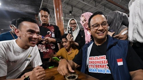 Kaos Anies Ketika Mengunjungi Warung Kopi di Aceh Bikin Salfok
